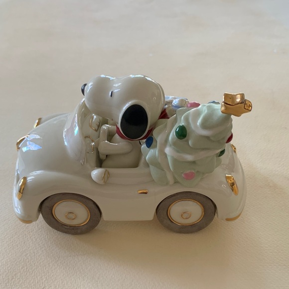 Lenox Holiday Snoopy Car Figurine with Gold Accents - Picture 4 of 16